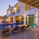 Luxury In Yesilkoy - 10 Minutes Drive To