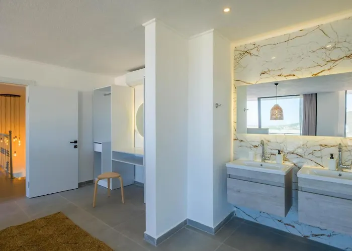 Luxury In Yesilkoy - 10 Minutes Drive To Vila *